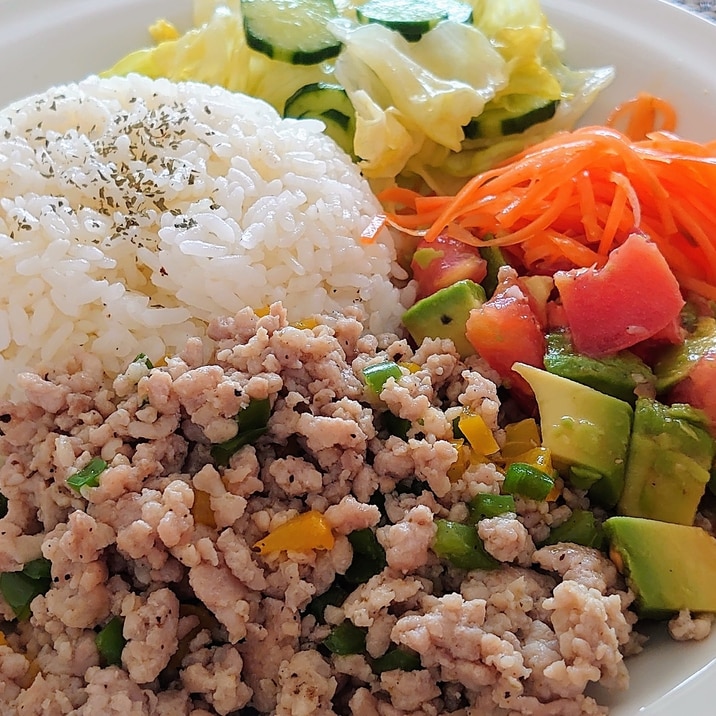 鶏ひき肉をニンニク風味で　ワンプレートランチ